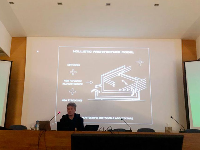 Luís de Garrido impartiendo clase de 'Edificios de consumo energético cero real' en la Universidad Politécnica de Valencia