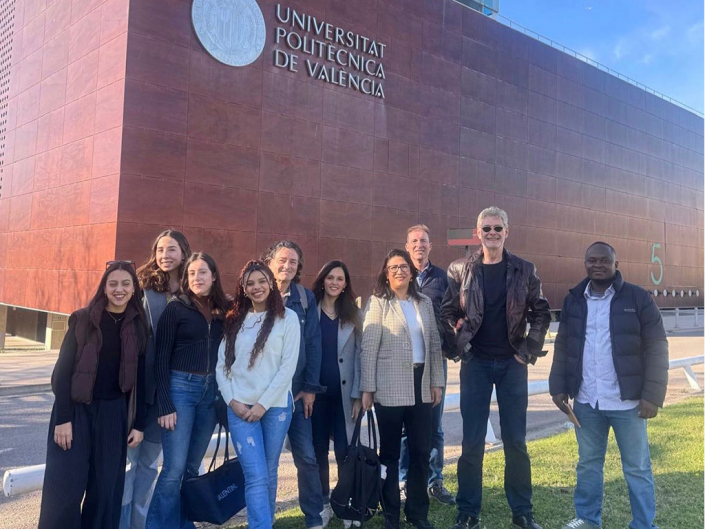 Algunos alumnos en clase del módulo 2. Curso Arquitectura Avanzada Sostenible, Bioclimática y Autosuficiente, en la Universidad Politécnica de Valencia