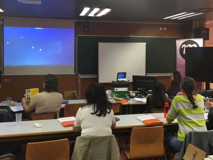 Algunos alumnos en clase del módulo 2. Curso Arquitectura Avanzada Sostenible, Bioclimática y Autosuficiente, en la Universidad Politécnica de Valencia